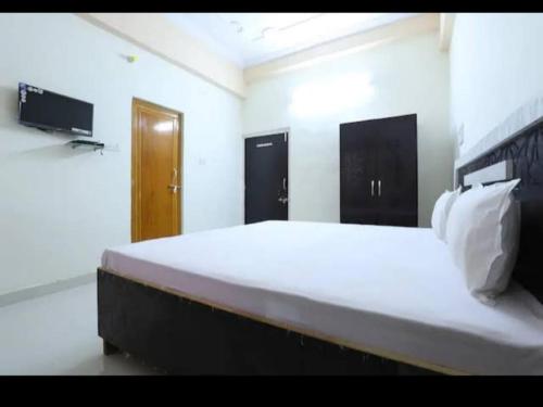 En eller flere senge i et værelse på Hotel Chitrakoot Darshan Chitrakoot