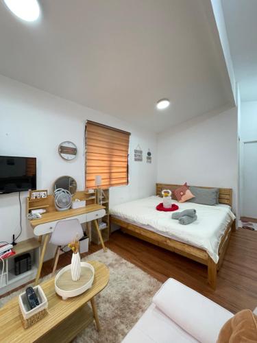S&E-2 Tiny Guest House - Olango Island في Lapu Lapu City: غرفة نوم بسرير ومكتب واريكة