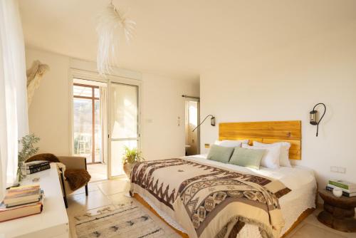 Un dormitorio con una cama grande y una ventana en Caesarea Sea-Side Exquisite Retreat by Sea N' Rent, en Cesarea