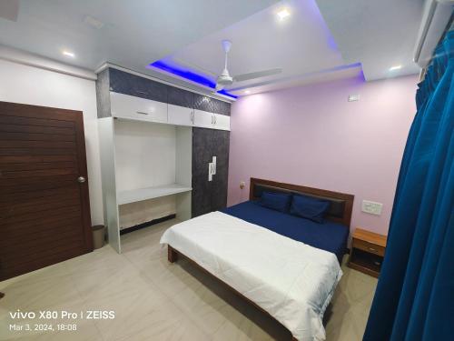 1 dormitorio con 1 cama y techo azul en Coconut casa villa revdanda, en Revadanda