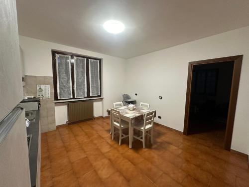 - une cuisine avec une table et des chaises dans la chambre dans l'établissement The Grace Place Oleggio, à Oleggio