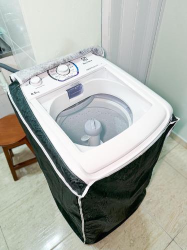 a washing machine sitting on the floor in a room at Apartamento confortável mobiliado 03 in Manaus