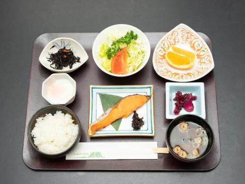 un vassoio con piatti di cibo e ciotole di riso di Tabist Healthy Pal Akagi a Shibukawa