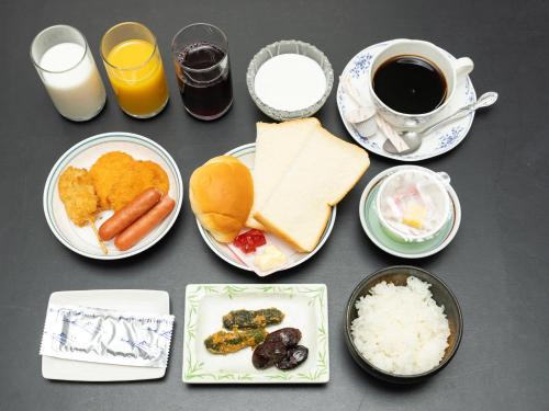 un tavolo con piatti di cibo e una tazza di caffè di Tabist Healthy Pal Akagi a Shibukawa