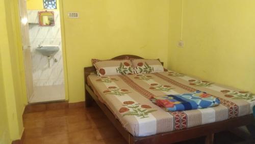 Un pat sau paturi într-o cameră la Laxmi Guest House (Arambol Beach)