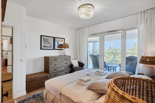 een slaapkamer met een groot bed en een balkon bij Azure Apartment - Playa Baltis in Międzyzdroje