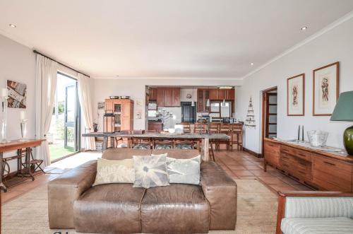a living room with a couch and a kitchen at NetReg in Yzerfontein