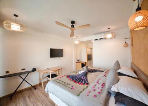 Ahola Thoddoo, Maldives في ثودو: غرفة معيشة مع سرير وتلفزيون