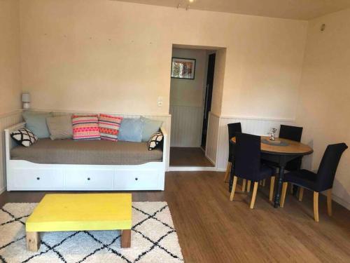 a room with a bed and a table and a dining room at Appartement 1 chambre terrasse 200m de la plage et GR34 in Saint-Lunaire