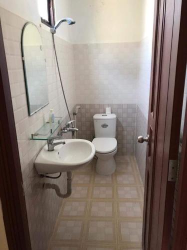 Lazánia Homestay Hội An في هوي ان: حمام مع حوض ومرحاض