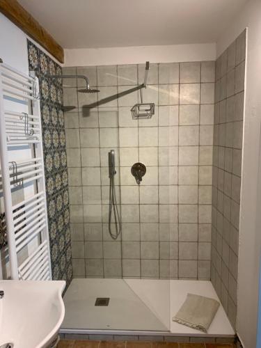 ガンバッシ・テルメにあるAgriturismo Fattoria le caprineのバスルーム(シャワー、シンク、シャワー付)