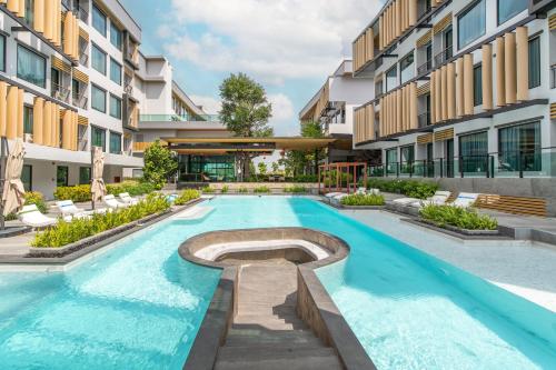 Bazén v ubytování Crystal Srivaree Suvarnabhumi Hotel nebo v jeho okolí