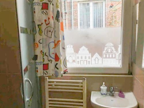 Room in BB - Chambre Z2 A Bruxelles في بروكسل: حمام مع حوض ونافذة