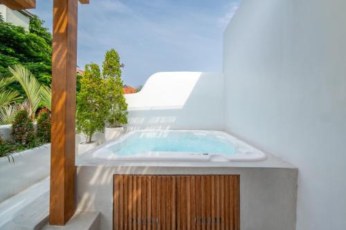 a hot tub sitting on the side of a house at Casa Dala Canggu in Canggu