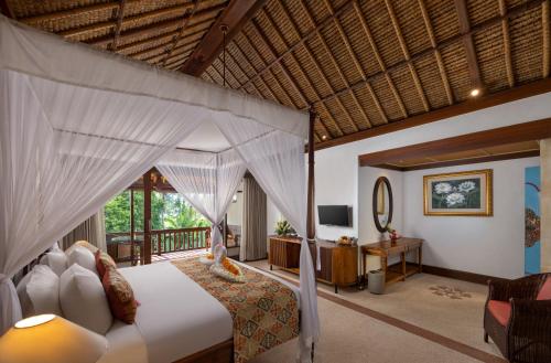 TV a/nebo společenská místnost v ubytování Kori Ubud Resort, Restaurant & Spa