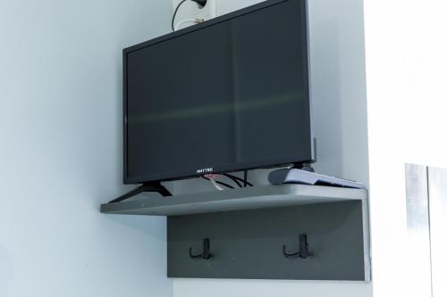 een flatscreen-tv zittend op een plank bij La Maria Aparts in Mardorf