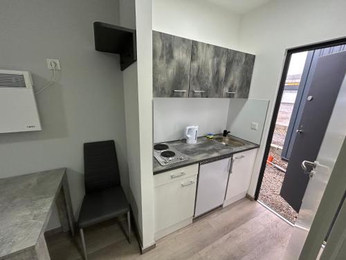 uma pequena cozinha com um lavatório e um fogão em La Maria Aparts em Mardorf