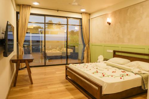 圖杜的住宿－Ahola Thoddoo, Maldives，一间卧室设有一张床和一个大窗户