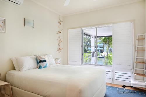 Giường trong phòng chung tại 24 Cooran Court - Private Sandy Beach and Pontoon