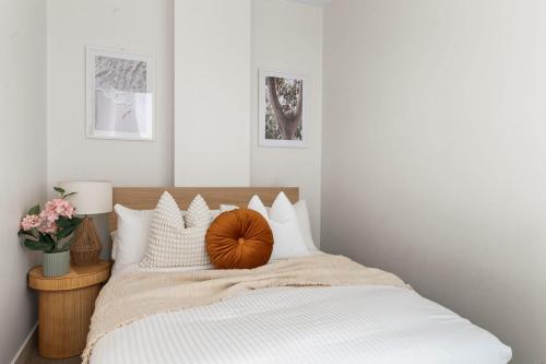 Postel nebo postele na pokoji v ubytování A Stylish & Central 2BR Apt Near Flinders Station