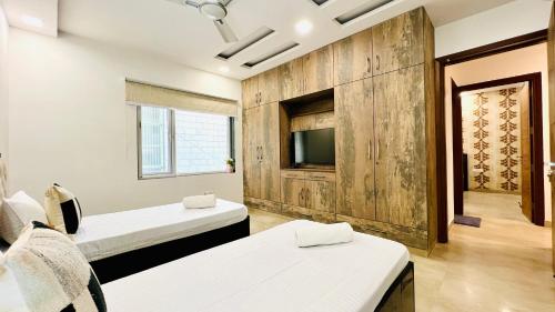 Μια τηλεόραση ή/και κέντρο ψυχαγωγίας στο Olive Serviced Apartments - Central Delhi