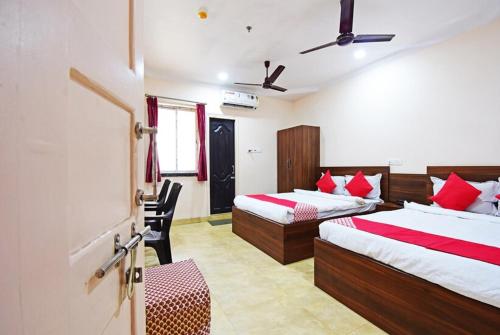 Cette chambre comprend 2 lits et une fenêtre. dans l'établissement KOHINOOR INTERNATIONAL LODGE, à Kolkata