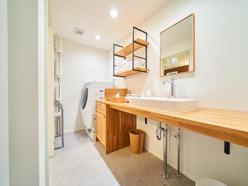 une salle de bain avec un lavabo et des toilettes dans l'établissement Rakuten STAY HOUSE x WILL STYLE Miyazaki Aoshima, à Miyazaki