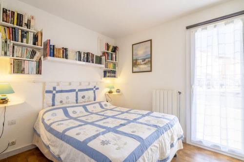 - une chambre avec un lit, une fenêtre et des étagères dans l'établissement Appartement Résidence la Croisette, au Cap d'Agde