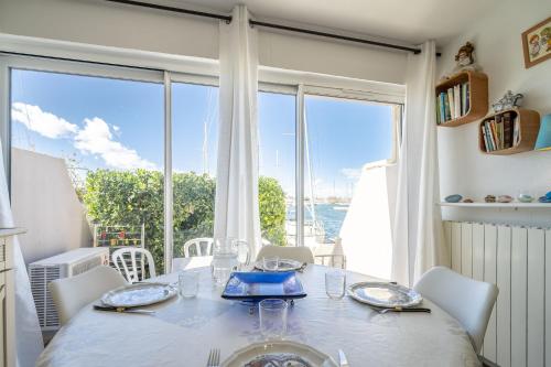 une salle à manger avec une table et une grande fenêtre dans l'établissement Appartement Résidence la Croisette, au Cap d'Agde