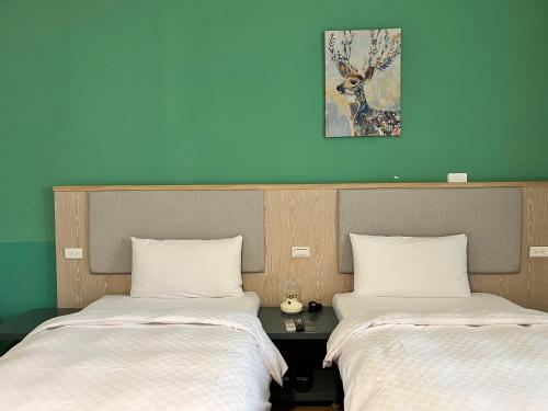 嘉義市にあるMeant to Beのベッド2台が隣同士に設置された部屋です。