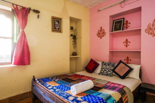 Una cama o camas en una habitación de Sagar Guest House