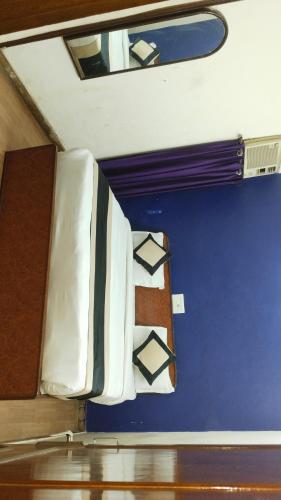 een stapelbed in een kamer met een blauwe muur bij Hotel The Grace Near Delhi Airport in New Delhi