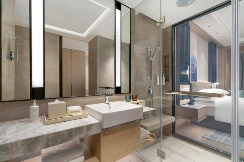 Ένα μπάνιο στο Courtyard by Marriott Shanwei Haifeng