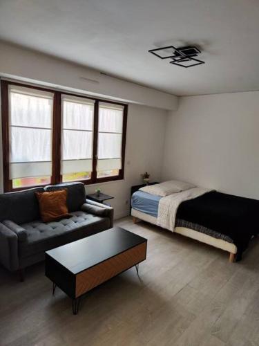 un salon avec un lit et un canapé dans l'établissement 2 pers. Paris Sacré Coeur, à Paris