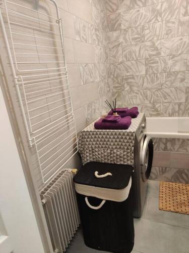 La petite salle de bains est pourvue d'une table et d'un lavabo. dans l'établissement 2 pers. Paris Sacré Coeur, à Paris