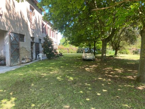 a small car parked in a yard next to a building at Affittacamere Ca' de Mazapedar in San Lorenzo