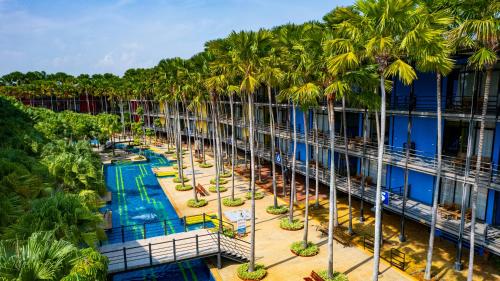 - une vue sur la piscine du complexe avec des palmiers dans l'établissement Nongnooch Garden Pattaya Resort, à Ban Nong Chap Tao