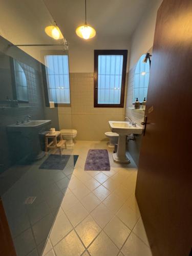 a bathroom with a sink and a tub and a toilet at Affittacamere Ca' de Mazapedar in San Lorenzo