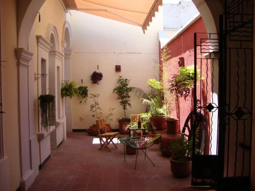 an alley with potted plants in a building at Hostel Hospedarte Centro in Guadalajara