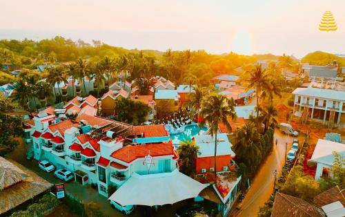 een luchtzicht op een resort met een zwembad bij Whispering Palms Beach Resort in Candolim