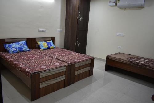 een slaapkamer met 2 bedden in een kamer bij BHARDWAJ CHAMBER in Jaipur