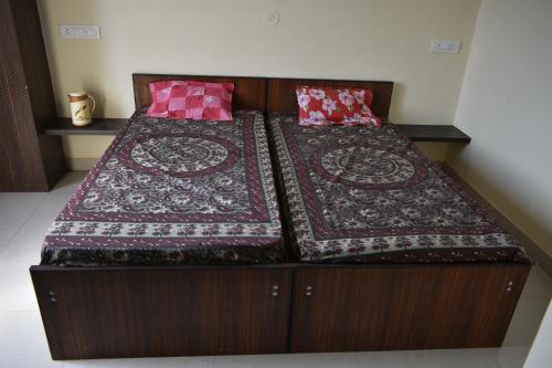 twee bedden met kussens in een slaapkamer bij BHARDWAJ CHAMBER in Jaipur