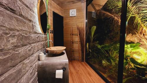 uma casa de banho com uma banheira e um lavatório num quarto em Unique Stays at Karuna El Nido - The Jungle Lodge em El Nido