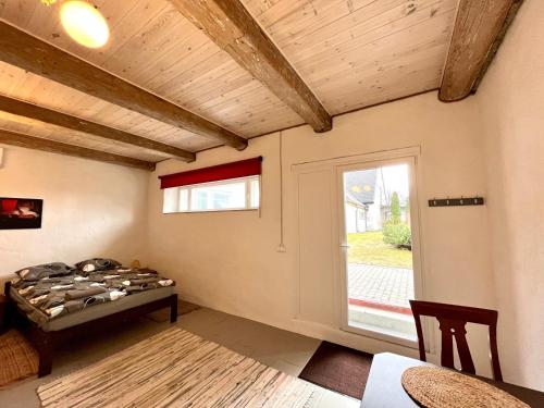 1 dormitorio con cama y ventana grande en Valgeranna Apartment, en Pärnu