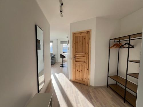 um quarto com uma porta de madeira e um espelho em Mugavustega korter pargi serval em Jõhvi