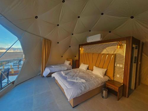ein Schlafzimmer mit einem Bett in einem Zelt in der Unterkunft Salman Zwaidh Camp in Wadi Rum
