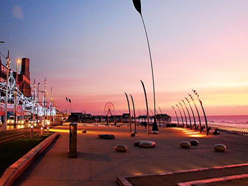 a street with lights on the beach at sunset at Las Palmas Hotel by the Sea in Blackpool