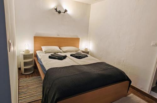 ein Schlafzimmer mit einem Bett mit zwei Taschen darauf in der Unterkunft Haus mit fantastischem Meerblick in Mácher