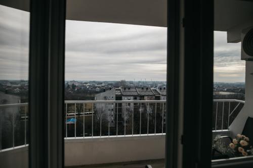 uma vista da cidade a partir de uma janela em SEVEN em Vinkovci