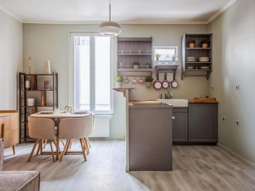 une cuisine et une salle à manger avec une table et des chaises dans l'établissement Appartement douillet Alfortville proche métro et RER, à Alfortville